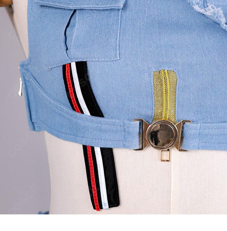 ボタンとジップの配置・質感を示す金具ディテール写真