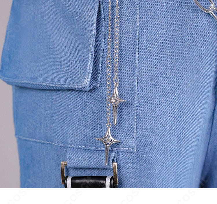 腰に垂れるチェーンネックレス風飾りのアップ