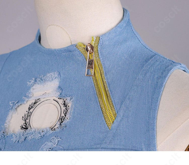 インナーの襟周りとネック装飾の質感が分かる接写