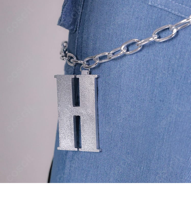 取り外し可能な腰飾りの形状と固定パーツの接写