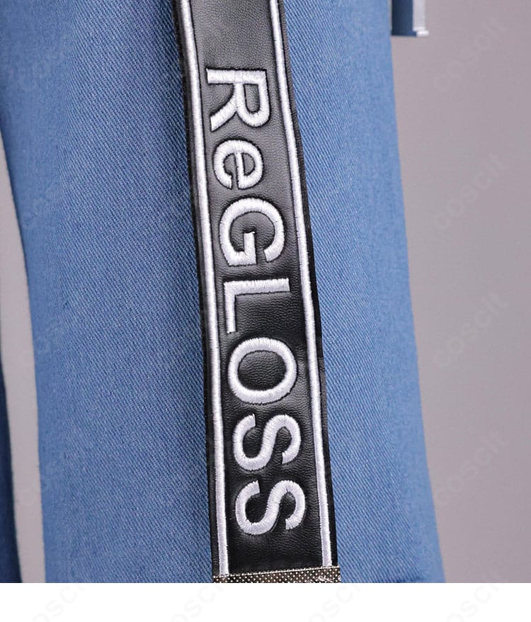 腰元に下がるチャーム類と取り付け金具のアップ