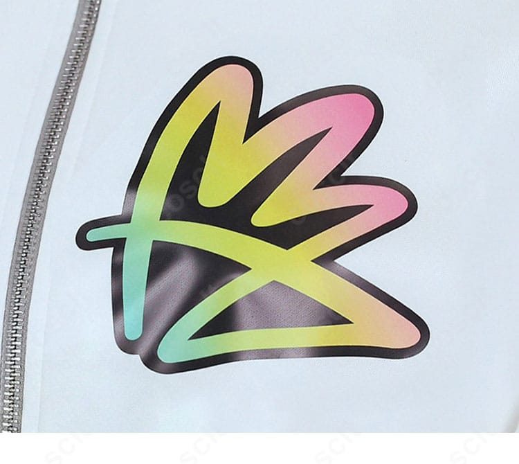 胸元ワンポイント装飾のアップ。胸飾りの柄と発色を示すディテール写真