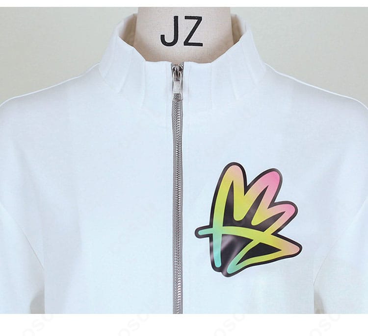 コートの前身頃装飾ディテール。前合わせと装飾パーツの近接写真