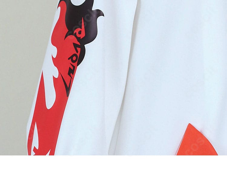 袖の装飾ディテール。袖口までの切り替えとステッチワークの近接画像