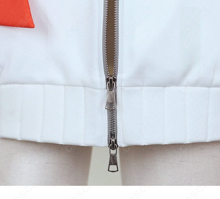 前立てファスナーのアップ。スライダー形状と開閉しやすい設計を示す写真