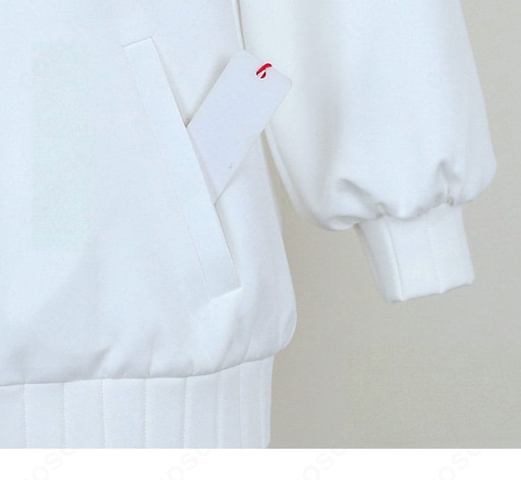 袖口の形状とカフス縫製が分かる近接画像