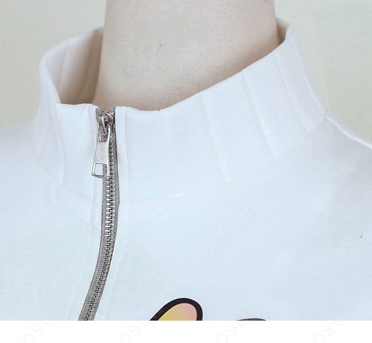 コートの襟元ディテール。襟の形状と縫製仕上げ、留め具の質感が分かる画像