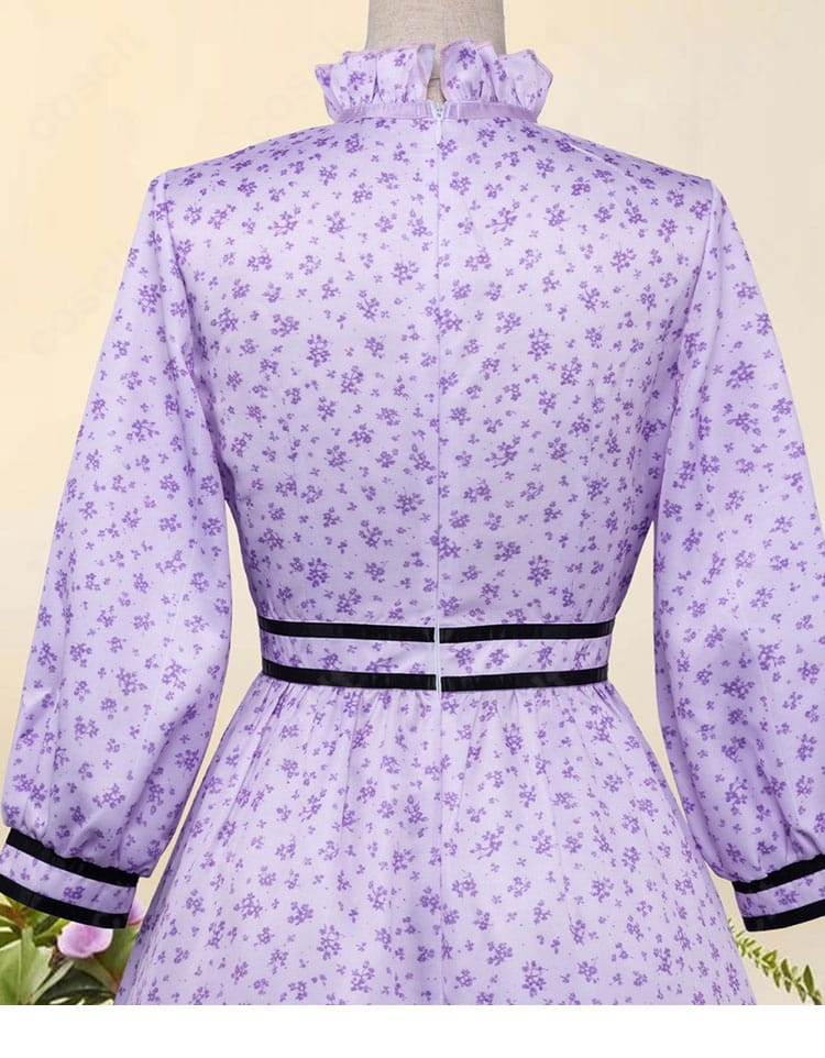 ワンピース背面の切り替えと開き部分のディテール。ステッチと留め具の近接写真