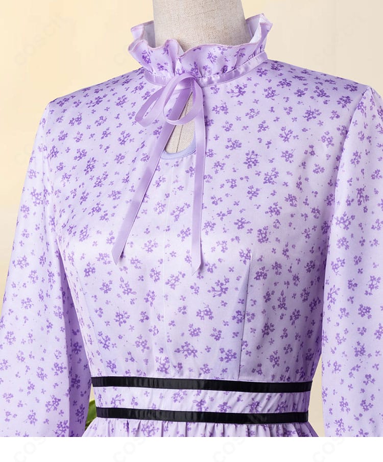 ワンピース前身頃の衣襟と装飾ディテール。小花柄の発色と縫製のアップ