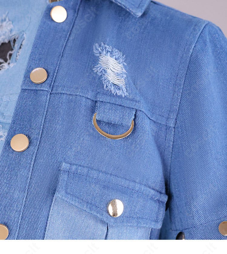 儒烏風亭らでん Flashpoint衣装 外套胸元“R”モチーフとチェーン装飾の詳細