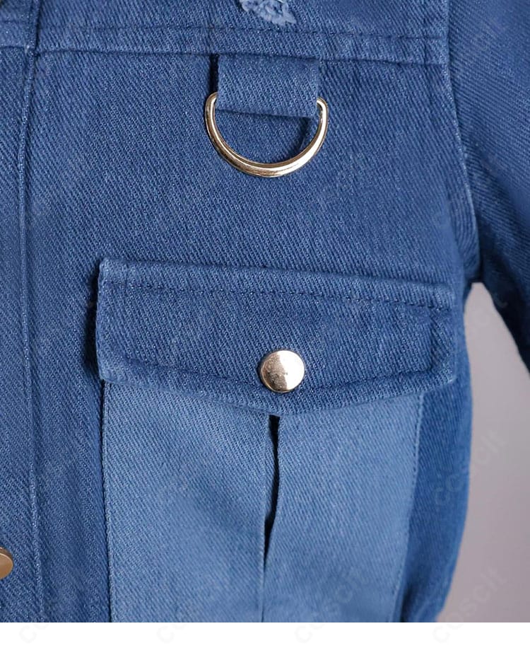 コートのポケット周り装飾ディテール。ステッチと金具