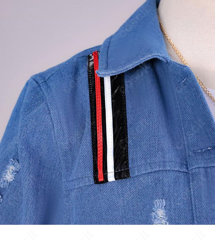 衣装の襟元ディテール。配色と装飾パーツの質感