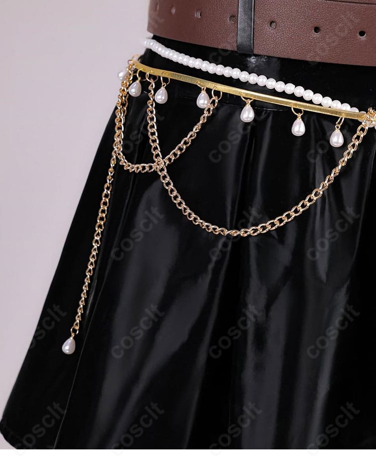 腰回りのチェーンアクセと吊り下げ装飾の固定方法