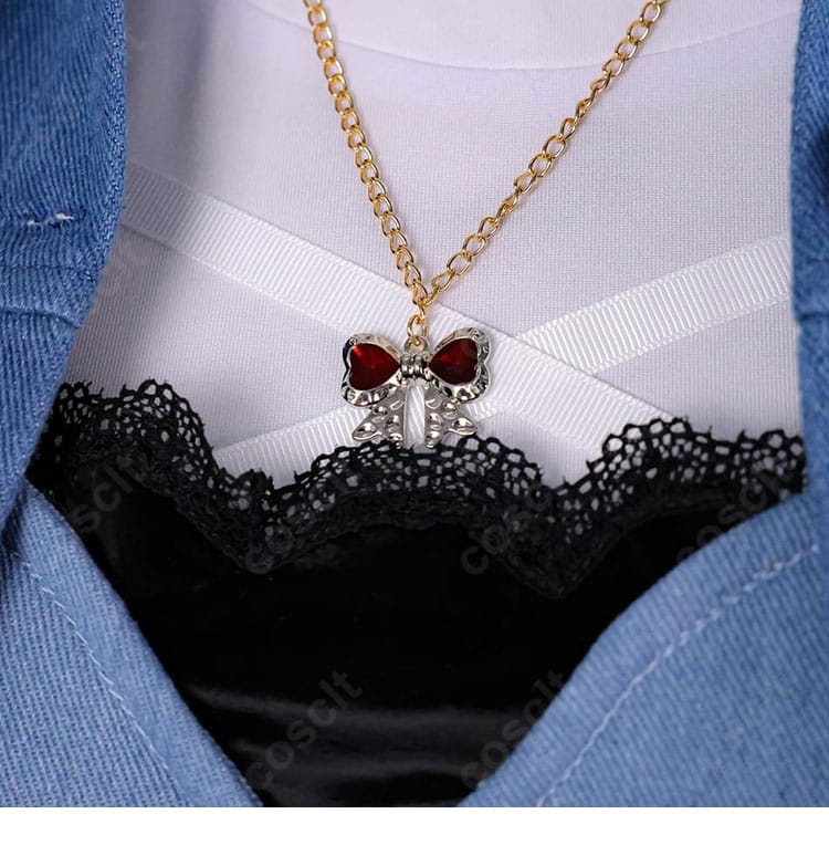 ネックレス系アクセサリーのクローズアップ。チェーンの輝き