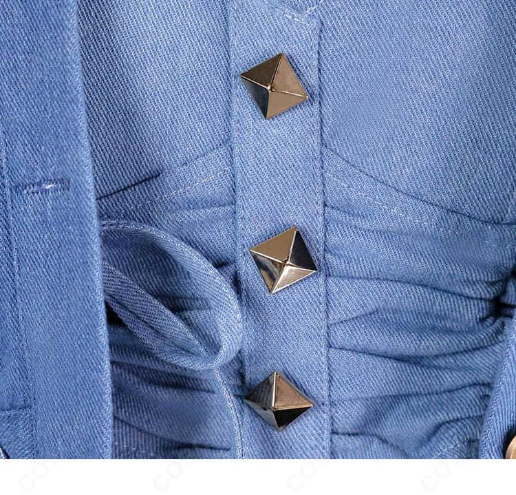 衣装全体の装飾パーツ配置と質感を示すディテールショット