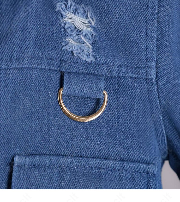 衣装ボタンの意匠と立体感。質感がわかる近接写真