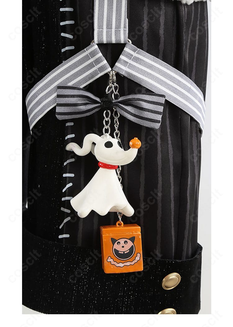 パンツの装飾ディテール。サイドの意匠と縫い目の仕上がりを示す近接画像