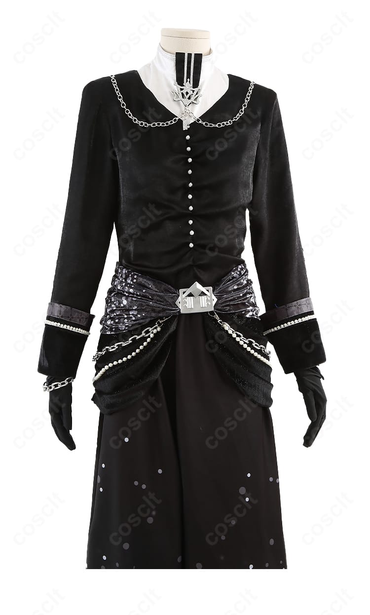 上衣の装飾ディテール（胸元のブローチとチェーン連結部の質感）