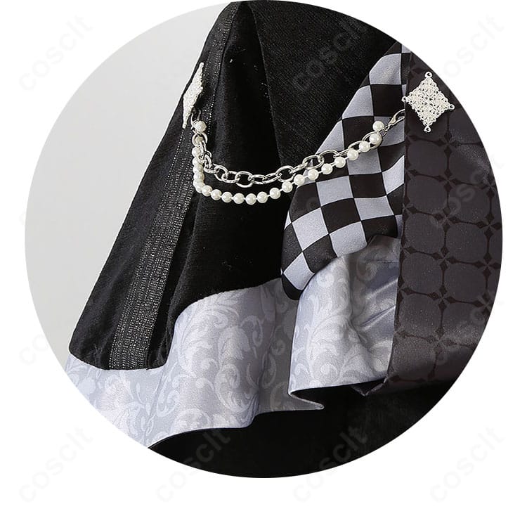 右胸装飾のクローズアップ（エンブレム風ブローチと基部の固定）