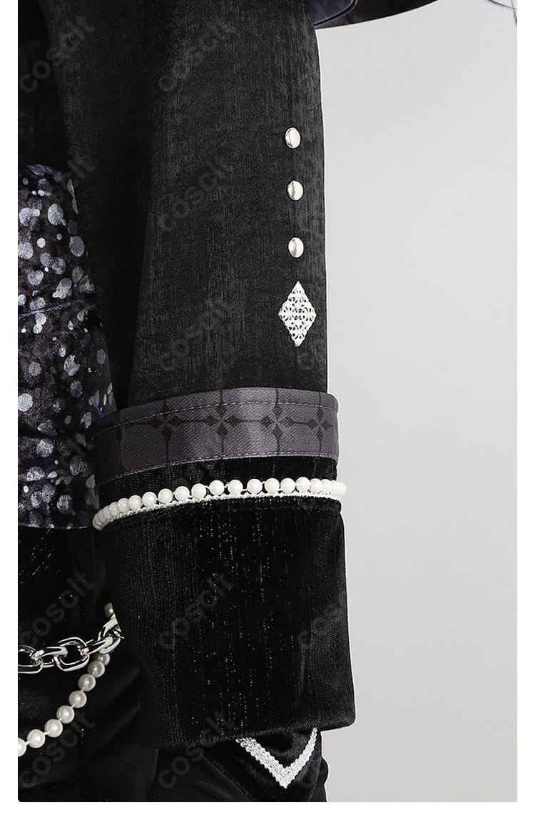 袖口ディテール（カフの装飾ラインとボタンの意匠）