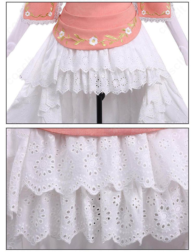 スカート裾の装飾ディテール。ヘムのラインと飾りのコントラストを拡大。