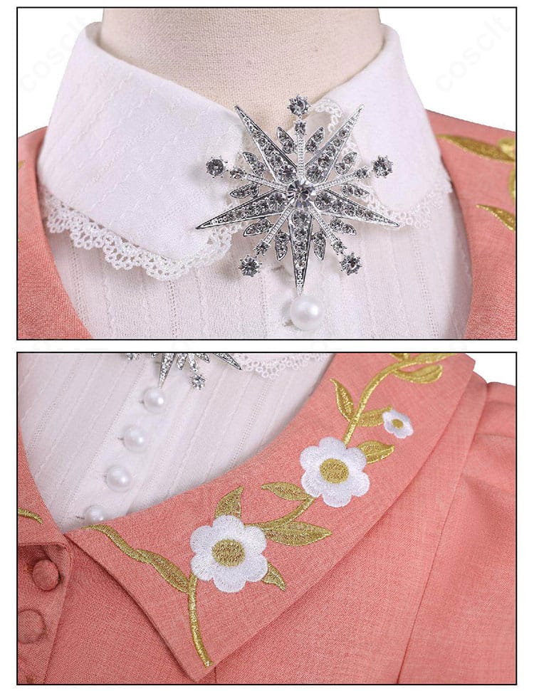 胸元〜襟周りの飾りの近接。装飾パーツの質感と縫製が分かる。