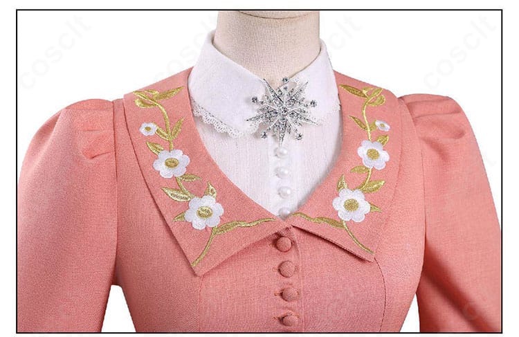 衣領の装飾ディテール。襟元の意匠と配色コントラストを拡大表示。