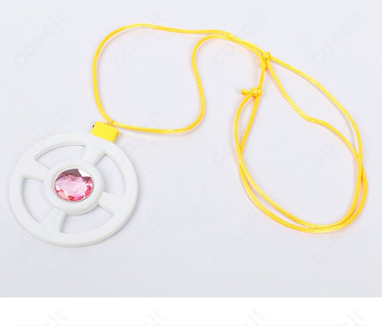 首元アクセサリーの近接写真(ネックレスの質感と長さ)