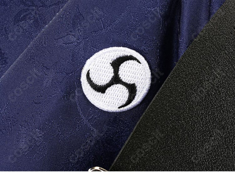 刺繍風アイコン装飾の近接。モチーフの精細さと発色、縫い取りの整いを表現