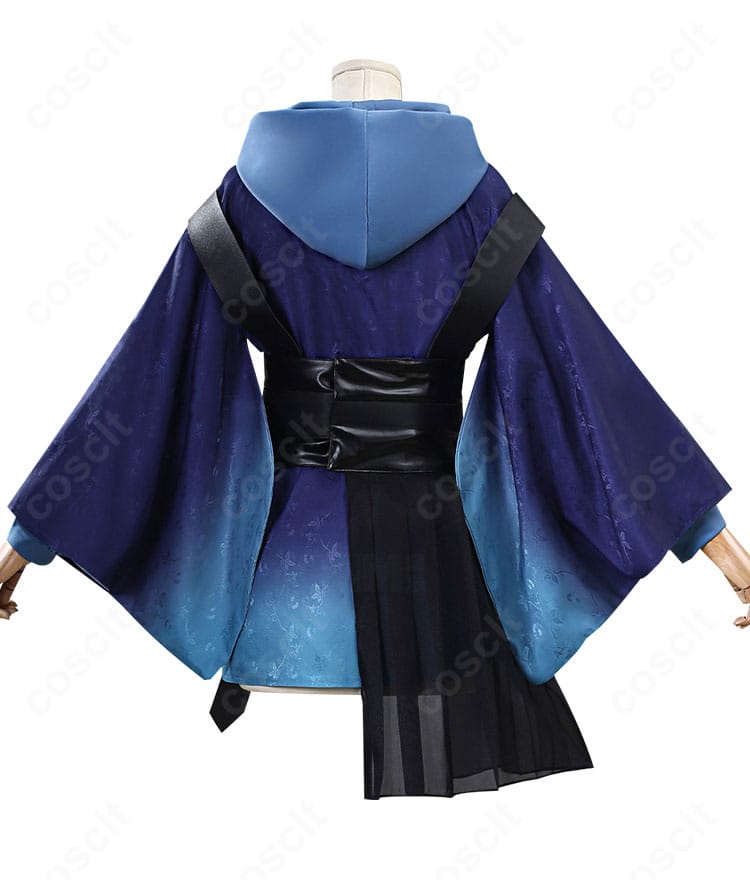 酒寄彩葉コスプレ衣装の背面。背中の開閉部とベルト位置、裾の広がりが確認できる