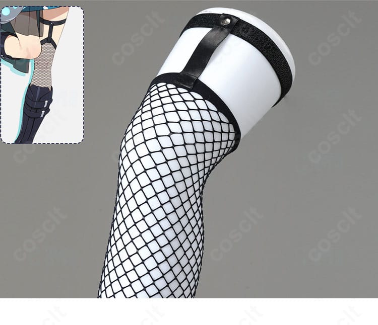 付属の網タイツの編み目と質感、コーディネート時の足元バランスを示すクローズアップ