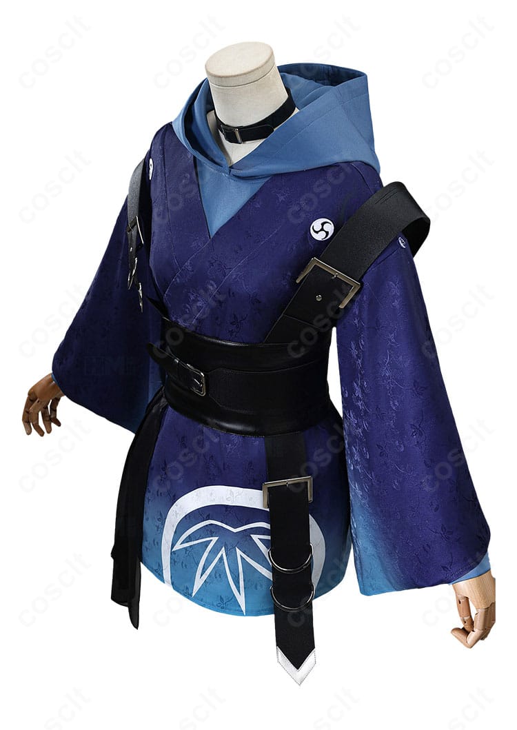 酒寄彩葉コスプレ衣装の側面。コルセットの立体感とコートの落ち感、ヒップラインのシルエットを強調