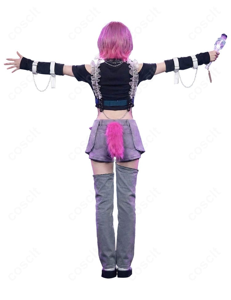 常闇トワ 6周年LIVE衣装の背面ディテール（尻尾と飾りチェーン、ベルト配置）