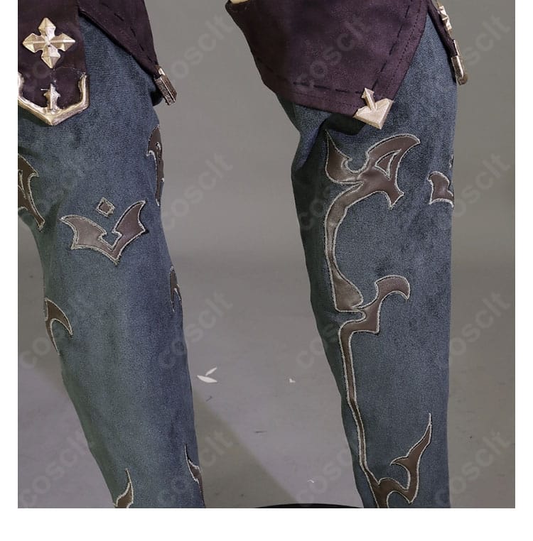 太もも飾りの接写。固定方法と装飾ディテール、配置バランスが分かるクローズアップ