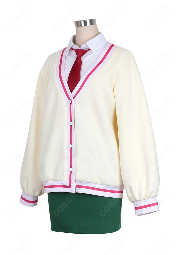 大倉メグミ 制服コスプレ側面。コートのラインとスカートの落ち感、袖の長さが確認できる角度。