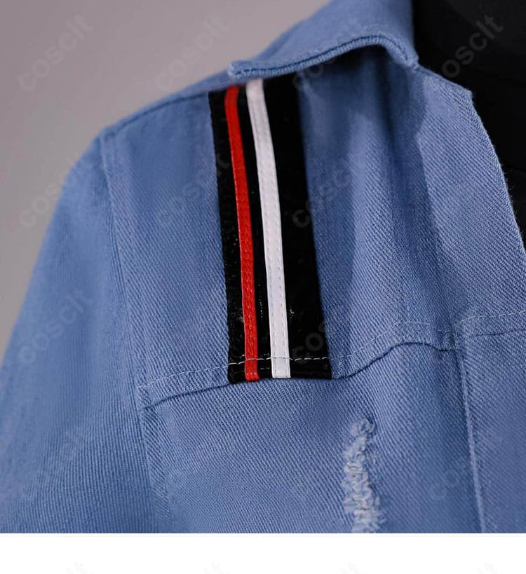 コート肩口の装飾とエッジの意匠を捉えたディテール写真