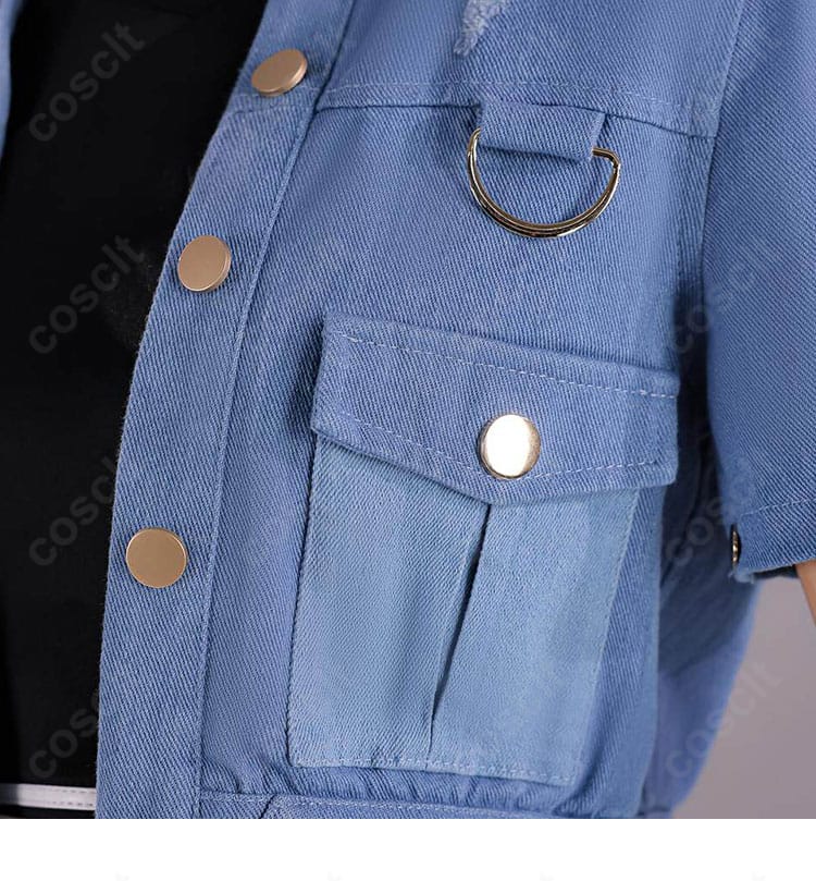 コートのボタン装飾と金具の質感を示すクローズアップ