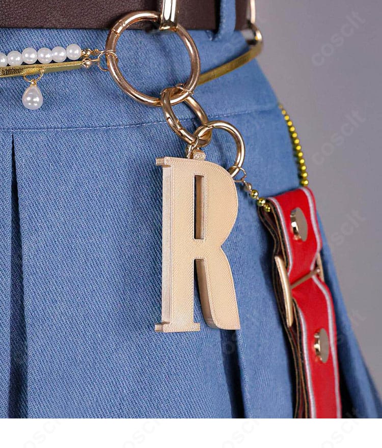 R字母モチーフのチャームを強調した腰飾りの接写