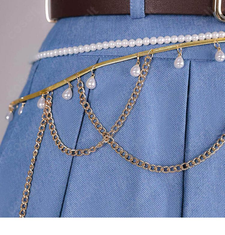 腰周りのチェーン装飾とアクセサリー配置の詳細