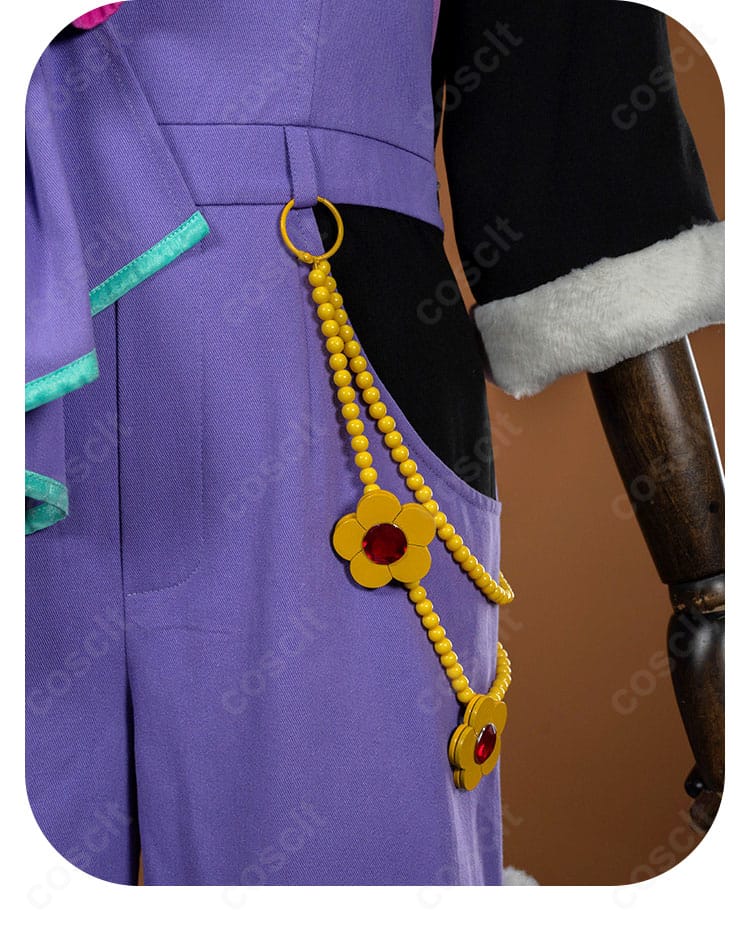 ウエスト周りの装飾一式。チェーンと飾りのレイアウト