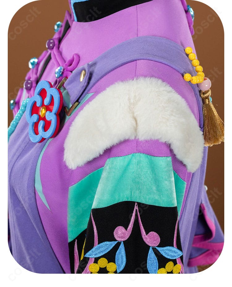 肩周り装飾のアップ。立体パーツの固定方法と光沢感