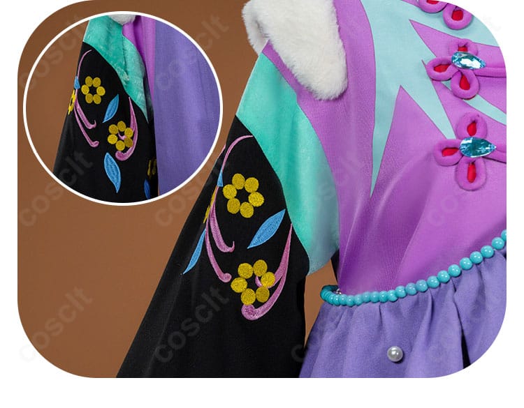 花モチーフの袖装飾。立体的なあしらいと縫い付け仕様