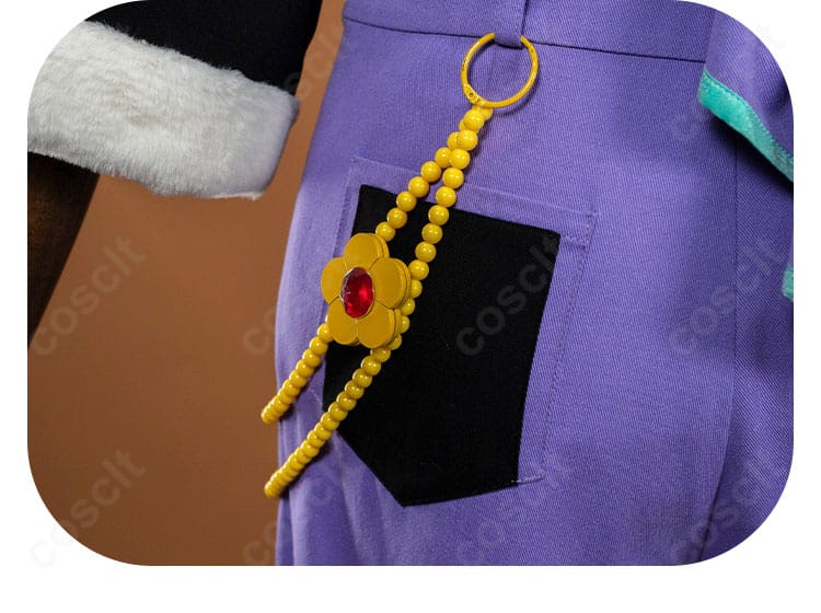 腰回りのチェーン・チャーム。金具の質感と取り付け位置