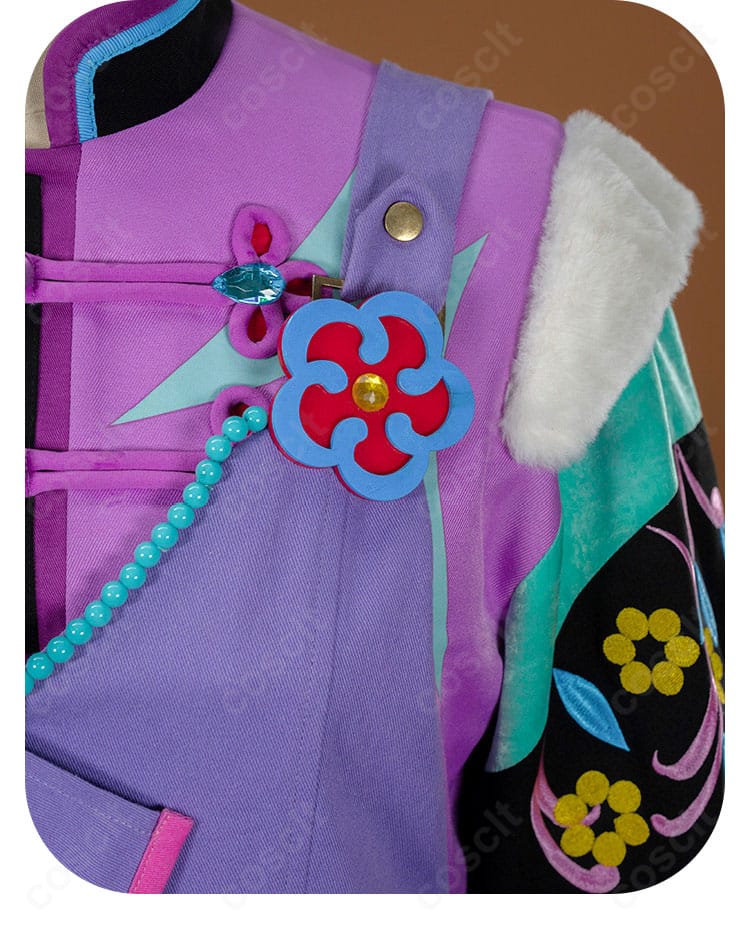 胸飾りのアップ。モチーフパーツと留め具の構造が見える