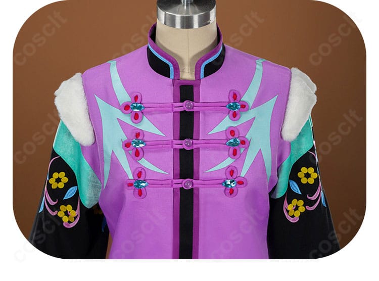 前立てボタンの意匠。メタル調の質感と縫製