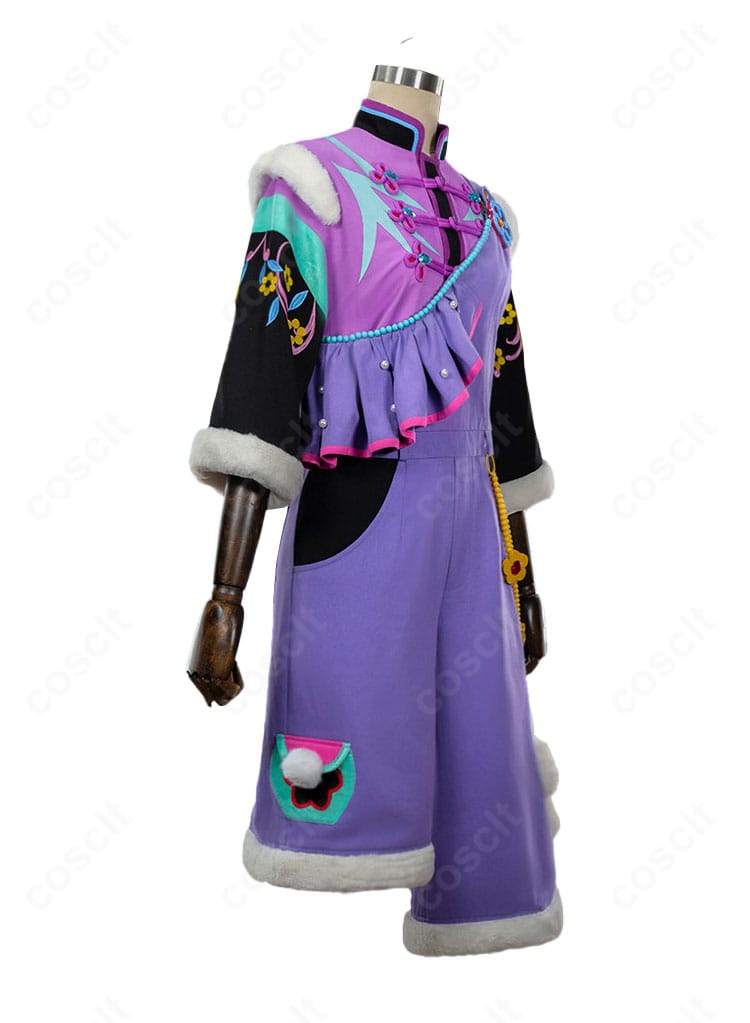 2winkユニット衣装の側面。オーバーオールのラインと腰チェーンの落ち感を強調