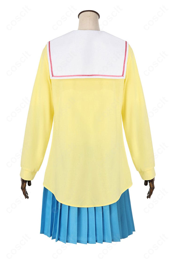 制服コスの背面。背中ファスナー位置とコートの後ろ姿のラインが分かる画像