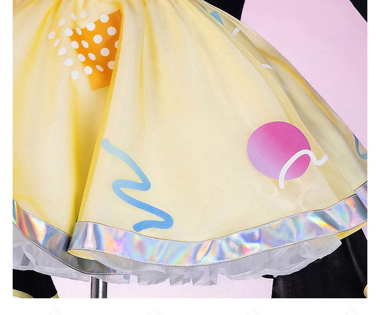 スカート装飾ディテール。裾ラインのハリ感とステッチ、柄の出方を示すクローズアップ