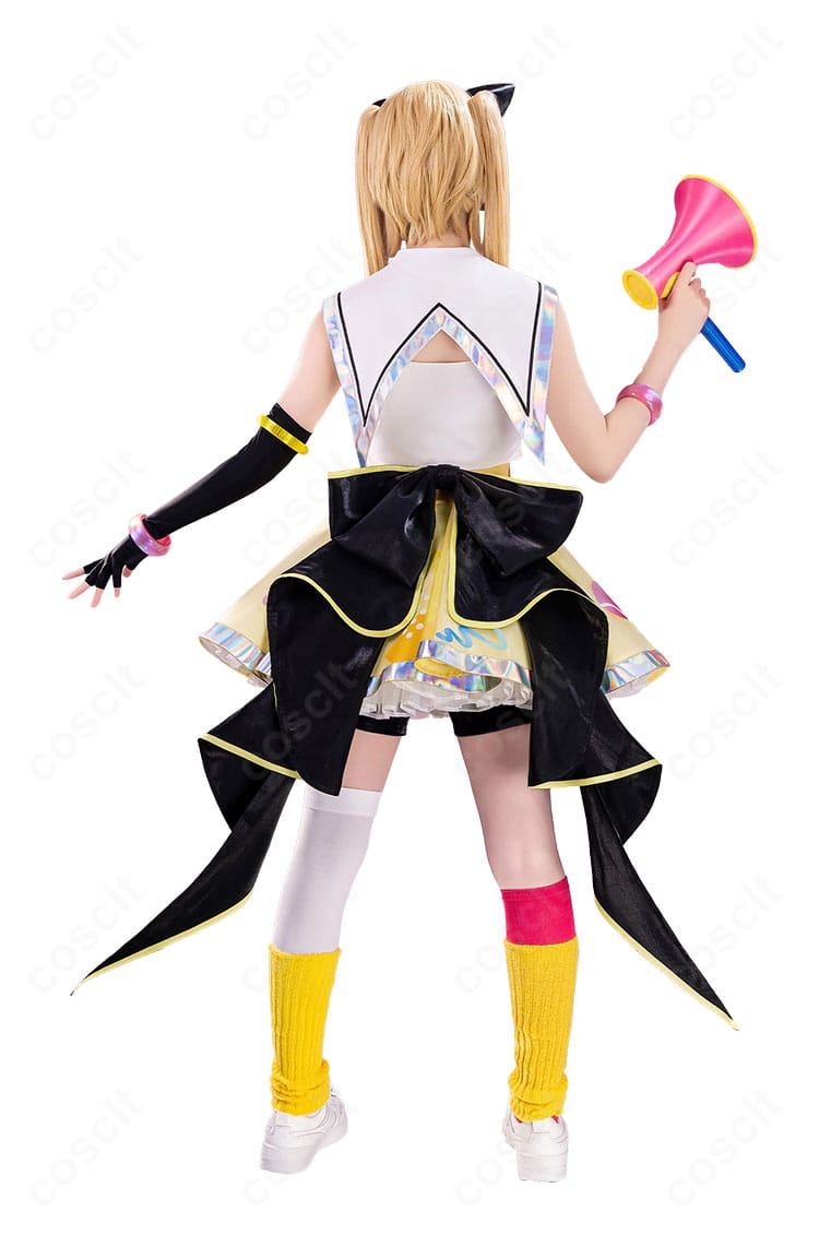 仲町あられ コスプレ衣装の背面全体。背中のラインとスカートの広がり、装着感を示す画像
