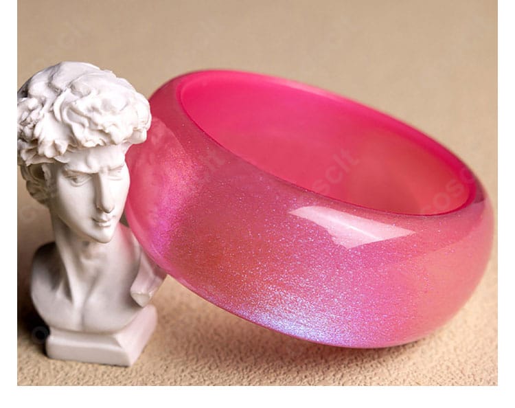 ブレスレットとアームバンドの細部。留め方、質感、手首周りのフィット感が伝わる画像